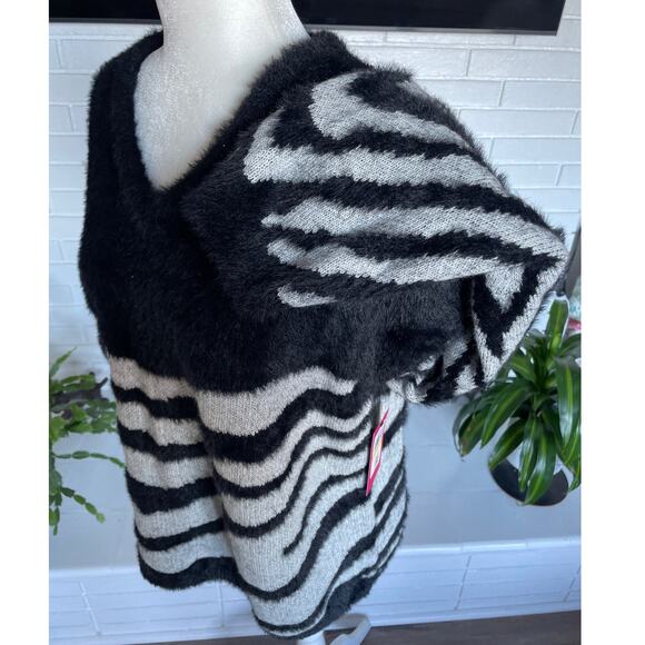 Vince Camuto Black and Gray V-Neck Sweater (Fits like a L) - Picture 4 of 13